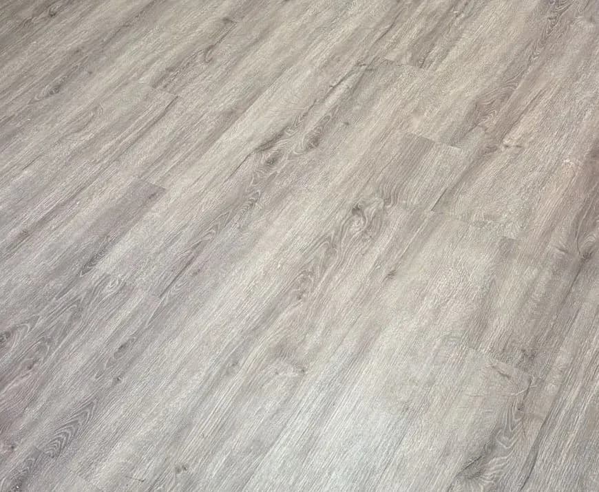 Vista detallada de Piso Vinílico SPC 5.3mm Resistente al Agua - Ceniza - Imagen 3